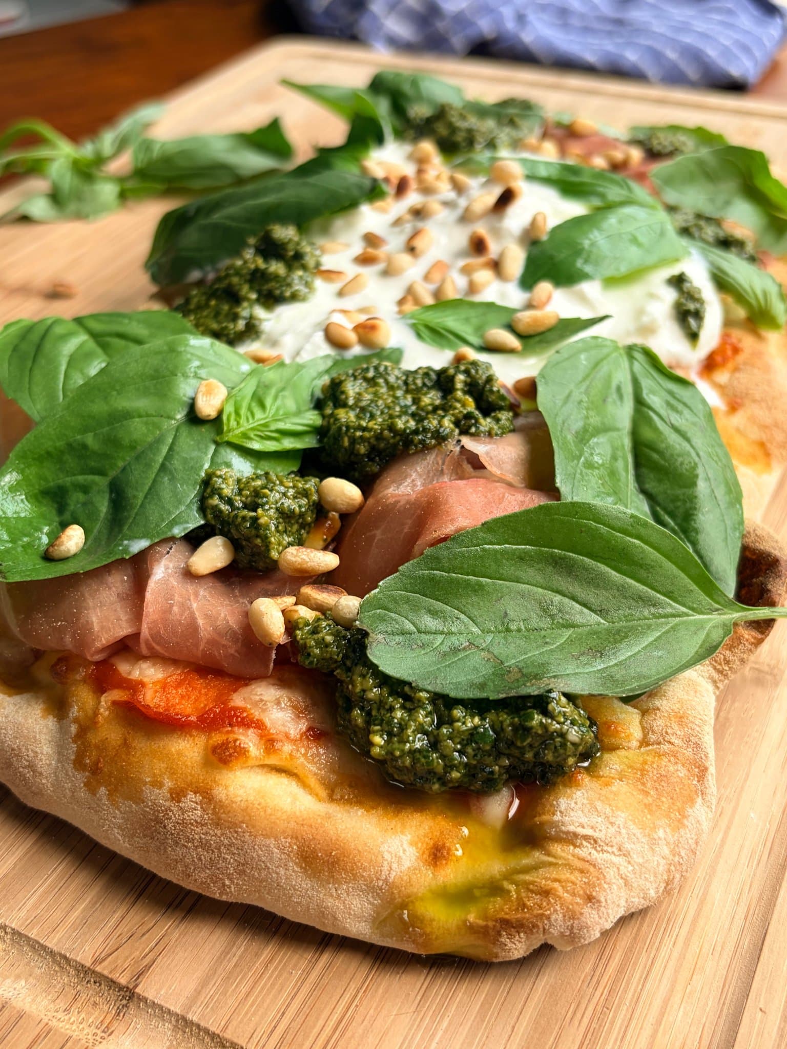 Pinsa pesto, jambon sec, burrata & basilic cover